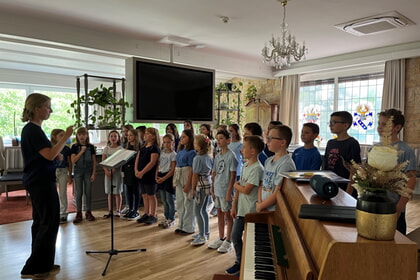 Musik verbindet Generationen – Schulchor besucht die Tagespflege Schloss Heinsheim