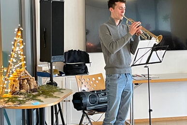 Musikalischer Besuch in der Betreuungsgruppe f&uuml;r Menschen mit Demenz