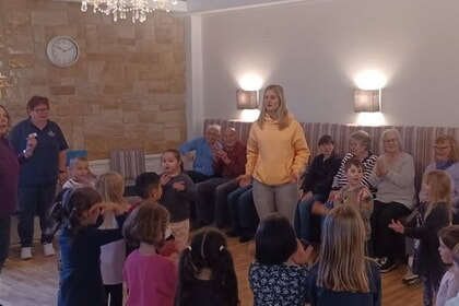 Gro&szlig;er Auftritt der Kindergartenkinder in der Tagespflege