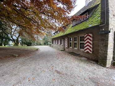 Die Tagespflege liegt idyllisch im Schlosspark Heinsheim, ein perfekter Ort zum Wohlfühlen. Der großzügige Außenbereich bietet viele Möglichkeiten in geschützter Umgebung.