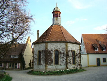 Direkt neben der Tagespflege liegt die romantische Kapelle, in der wir spezielle Seniorengottesdienste anbieten werden.