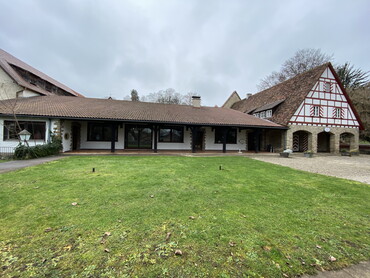 Die Tagespflege liegt idyllisch im Schlosspark Heinsheim, ein perfekter Ort zum Wohlfühlen. Der großzügige Außenbereich bietet viele Möglichkeiten in geschützter Umgebung.