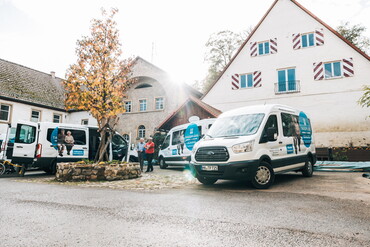 Die Gäste werden von unserem Fahrdienst zu Hause abgeholt und wieder zurück gebracht. Die komplette Tagespflege ist ebenerdig und barrierefrei